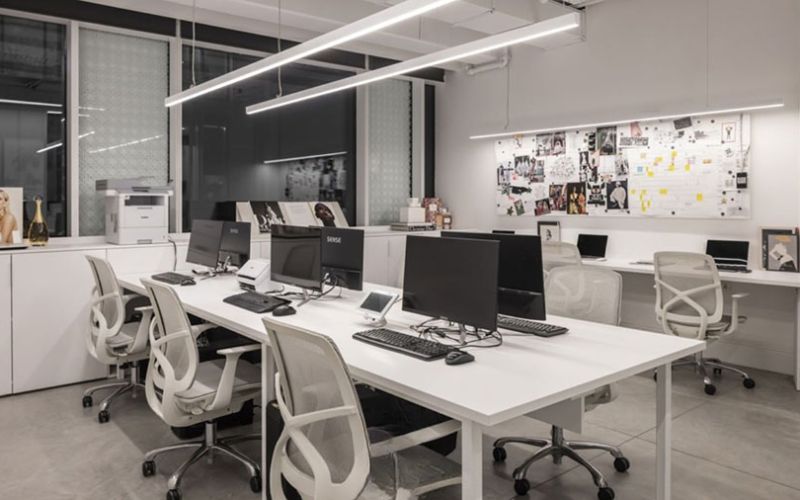 Mẫu văn phòng 50m2 tone trắng xám