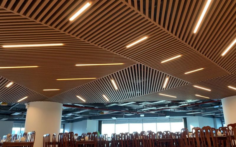 Trần gỗ tự nhiên với đèn thả tạo điểm nhấn sang trọng cho văn phòng