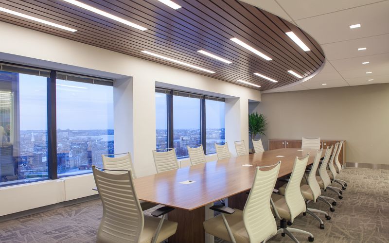Trần nhôm tấm phẳng trong không gian văn phòng rộng lớn