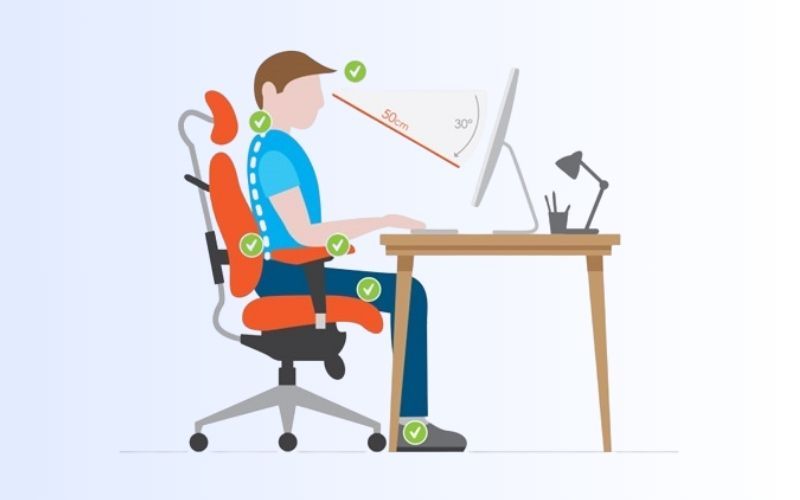 Bố trí chiều cao bàn ghế hợp lý giúp giảm áp lực lên cột sống và cổ vai.