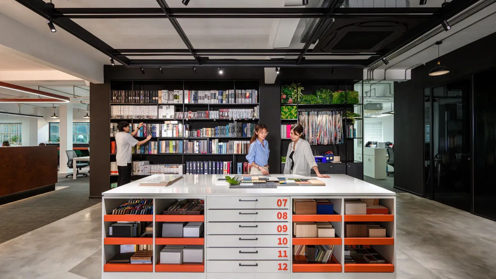 Các nhân viên của ADP Workplace đang làm việc tại văn phòng