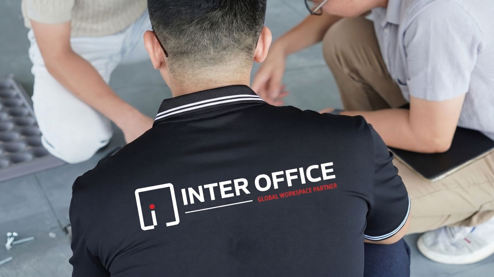 Đội ngũ Inter Office đang thảo luận phương pháp thi công tại công trình thực tế