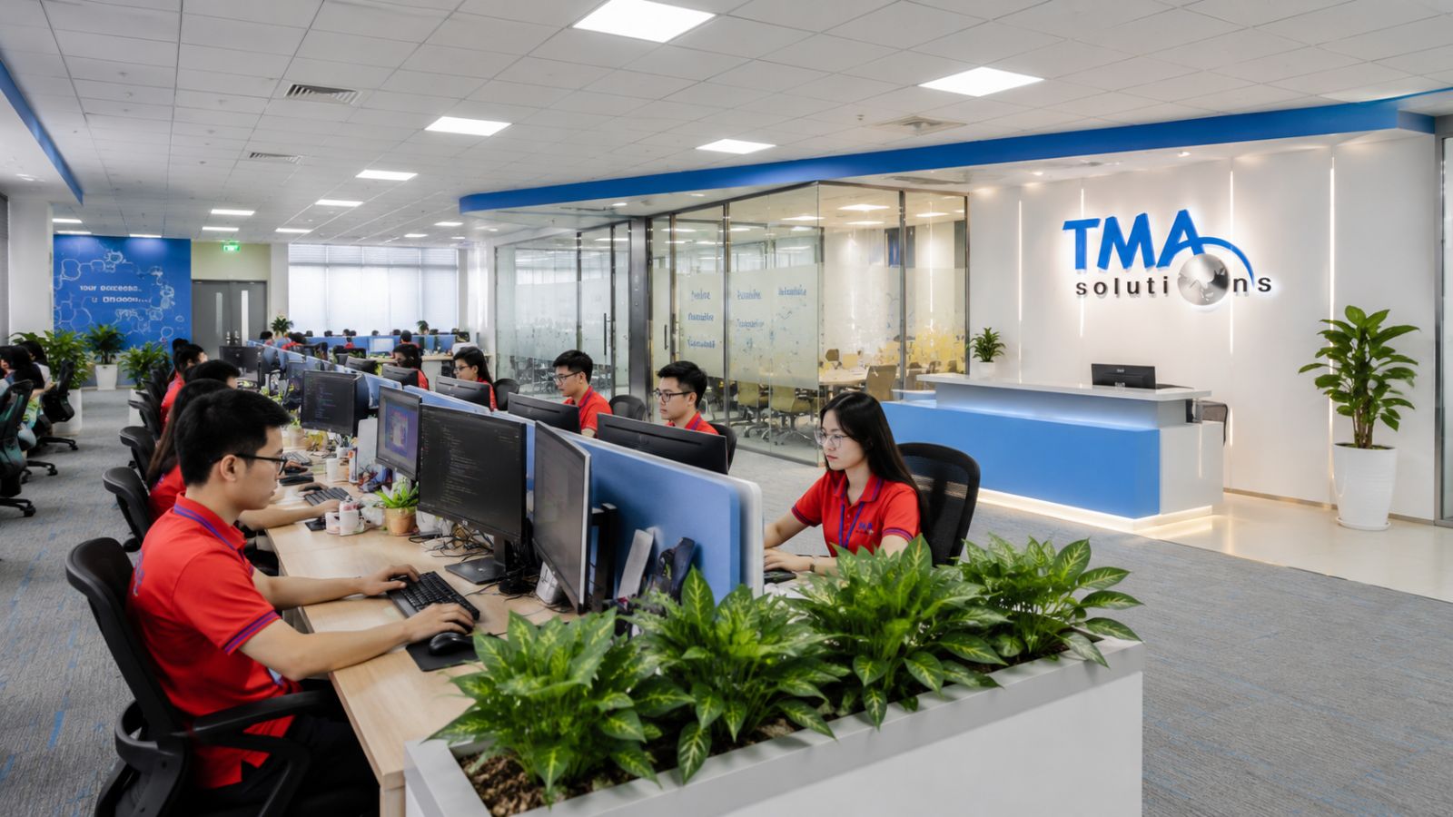 30+ Mẫu Thiết Kế Văn Phòng Công Nghệ Đẹp, Hiện Đại & Sáng Tạo 2026 24 Mẫu văn phòng TMA Solutions hiện đại với logo thương hiệu, khu làm việc mở và đội ngũ nhân sự công nghệ