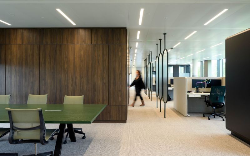 Bố trí vách ngăn bàn làm việc hỗ trợ giảm tiếng ồn 