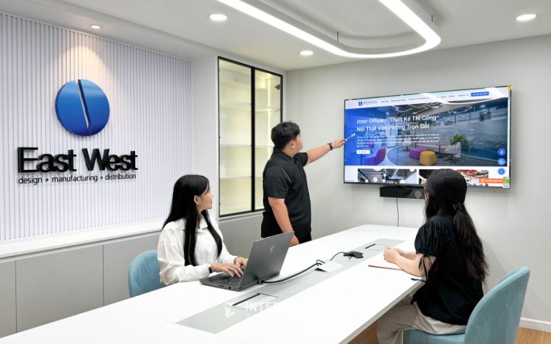 Phòng họp có logo biểu trưng thương hiệu kết hợp tone màu sáng chủ đạo