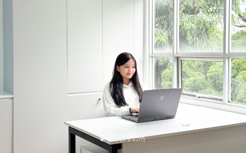 Phòng làm việc không gian mở, ánh sáng kết hợp cây xanh