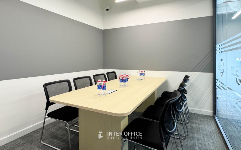 Phòng họp được thiết kế cách âm với tone màu đơn giản