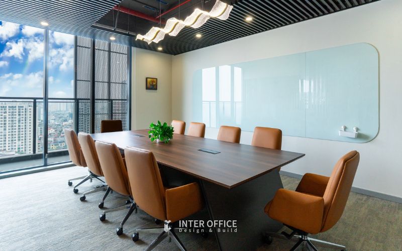 Phòng họp sang trọng với nội thất gỗ sồi cao cấp, kết hợp cây xanh tươi mát