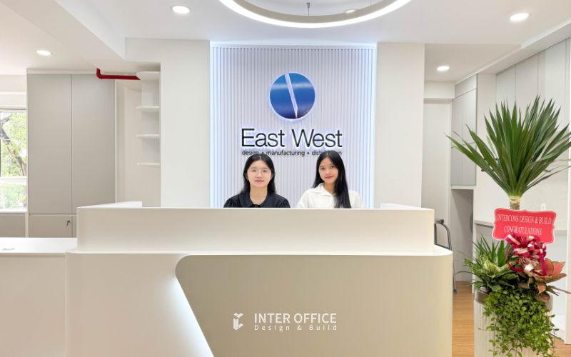 Quầy lễ tân được thiết kế bắt mắt với logo chủ đạo tăng nhận diện thương hiệu