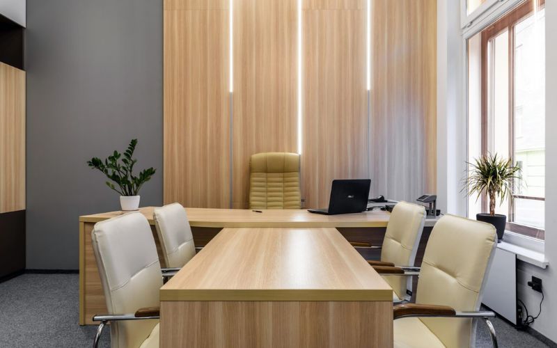 Văn phòng công chứng với tông gỗ ấm áp 