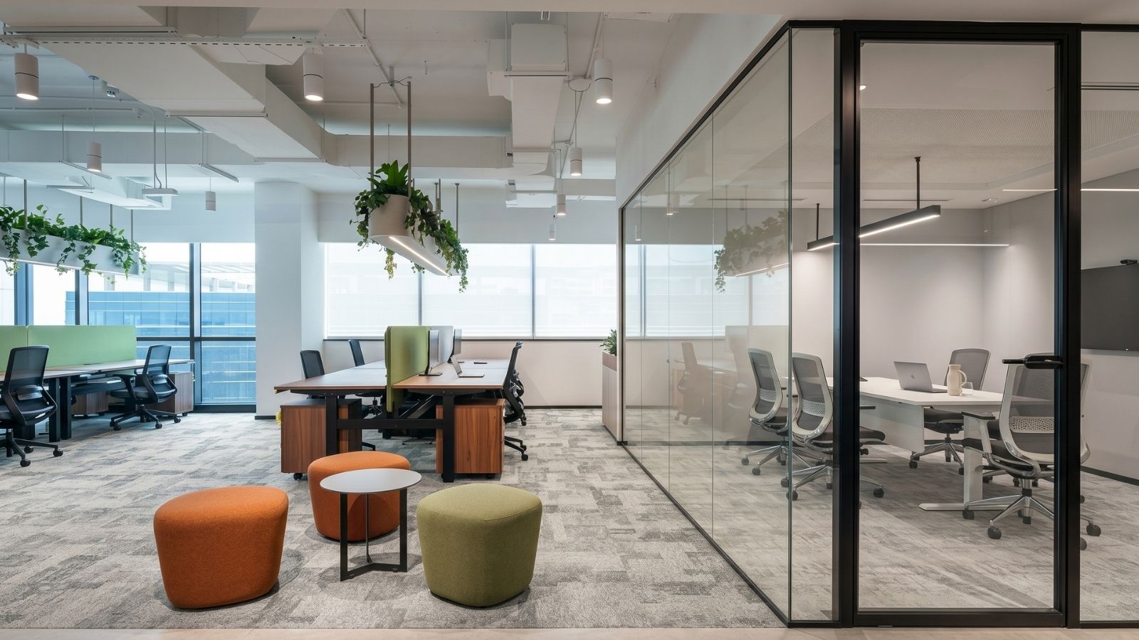 không gian văn phòng công nghiệp cùng hệ thống vách kín trong suốt