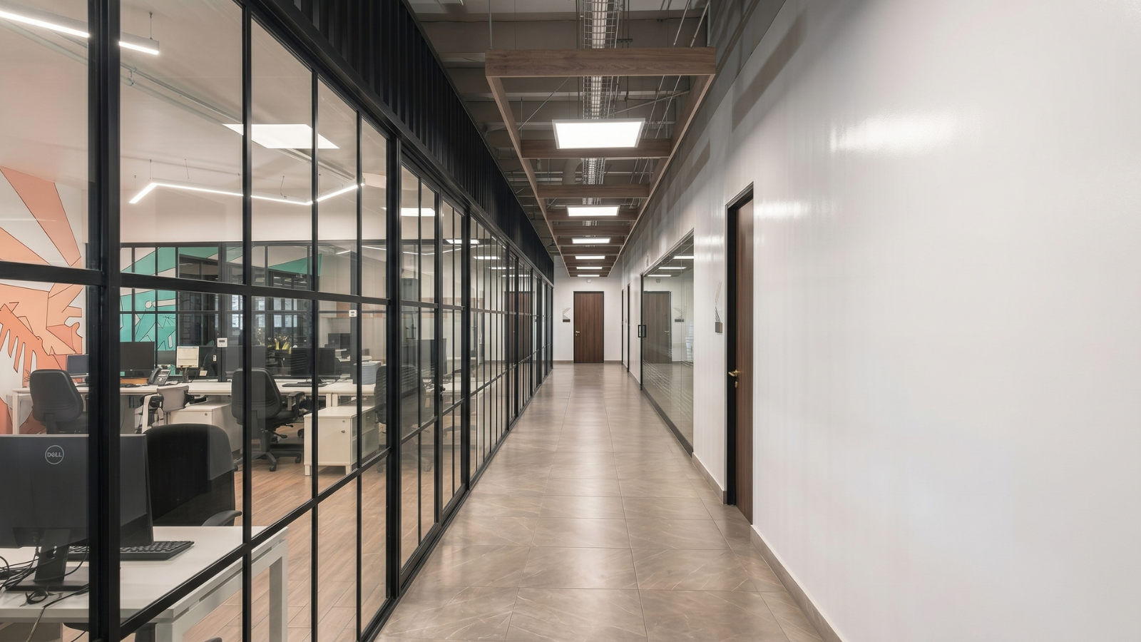 Vách ngăn kính dài và lớn trong văn phòng công nghiệp