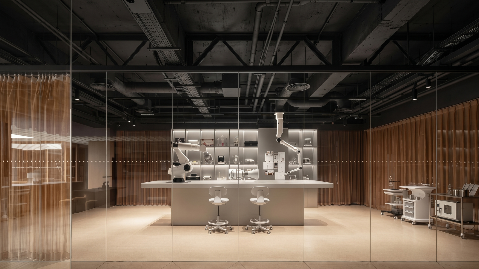 Phòng trưng bày với các thiết kế nội thất mang đậm phong cách công nghiệp