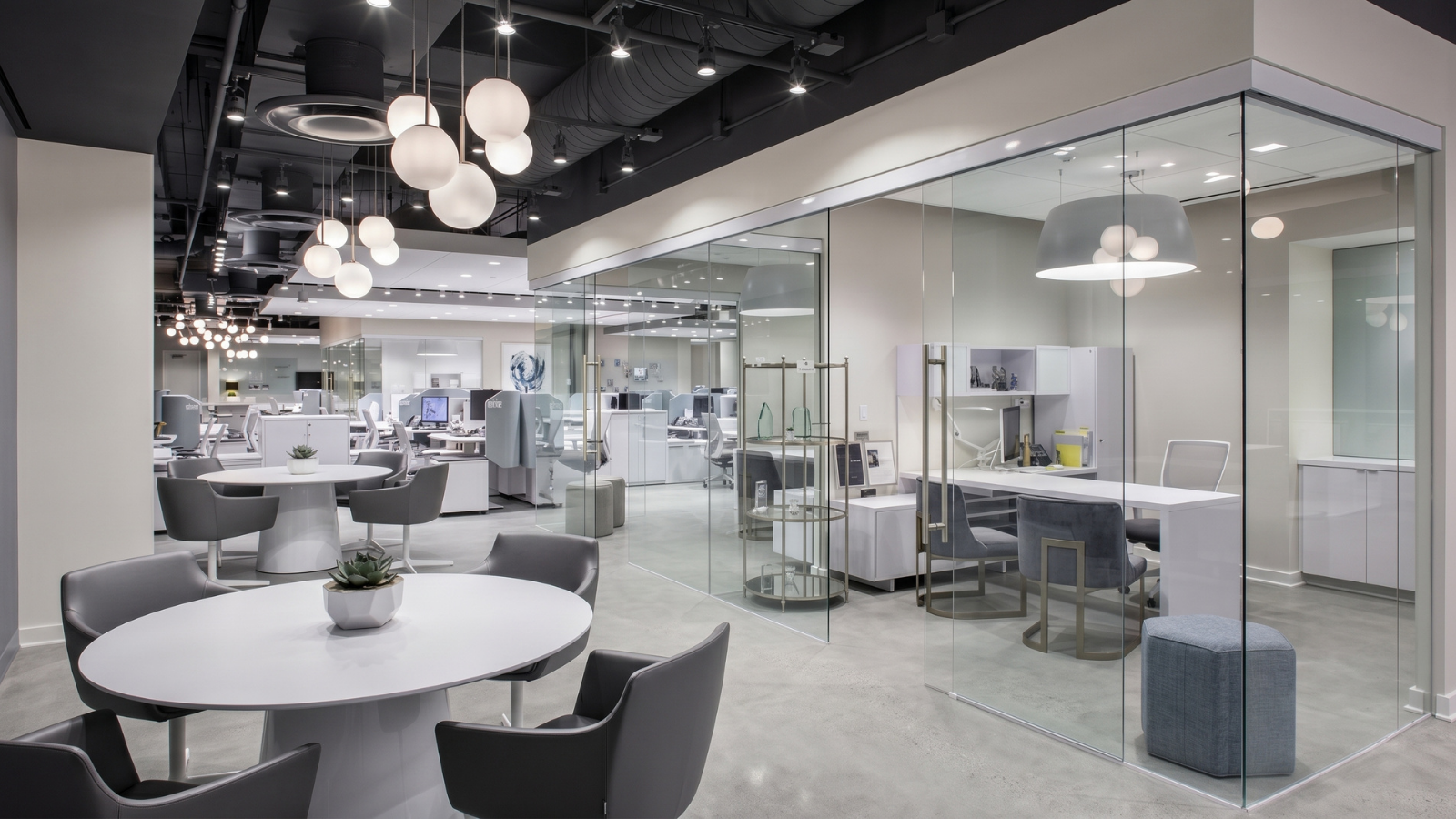 Sự kết hợp giữa không gian văn phòng công nghiệp và nội thất hiện đại