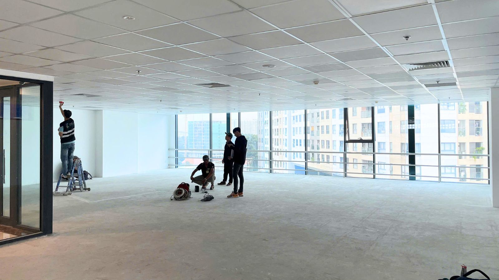 Đội ngũ Inter Office chuẩn bị mặt bằng thi công văn phòng trước khi bắt đầu công việc.