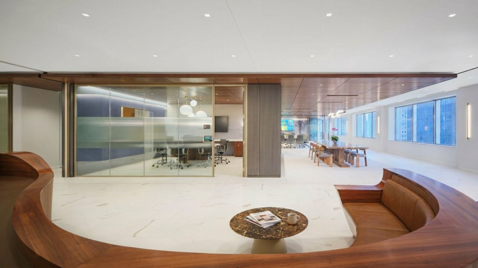 Lắp đặt và hoàn thiện không gian làm việc hiện đại với các khu vực bàn làm việc được phân chia rõ ràng.