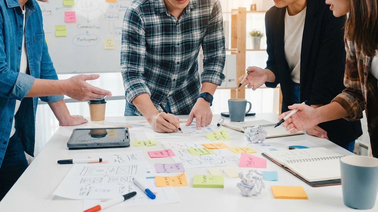 Thảo luận và xây dựng kế hoạch thiết kế cùng đội ngũ sáng tạo.