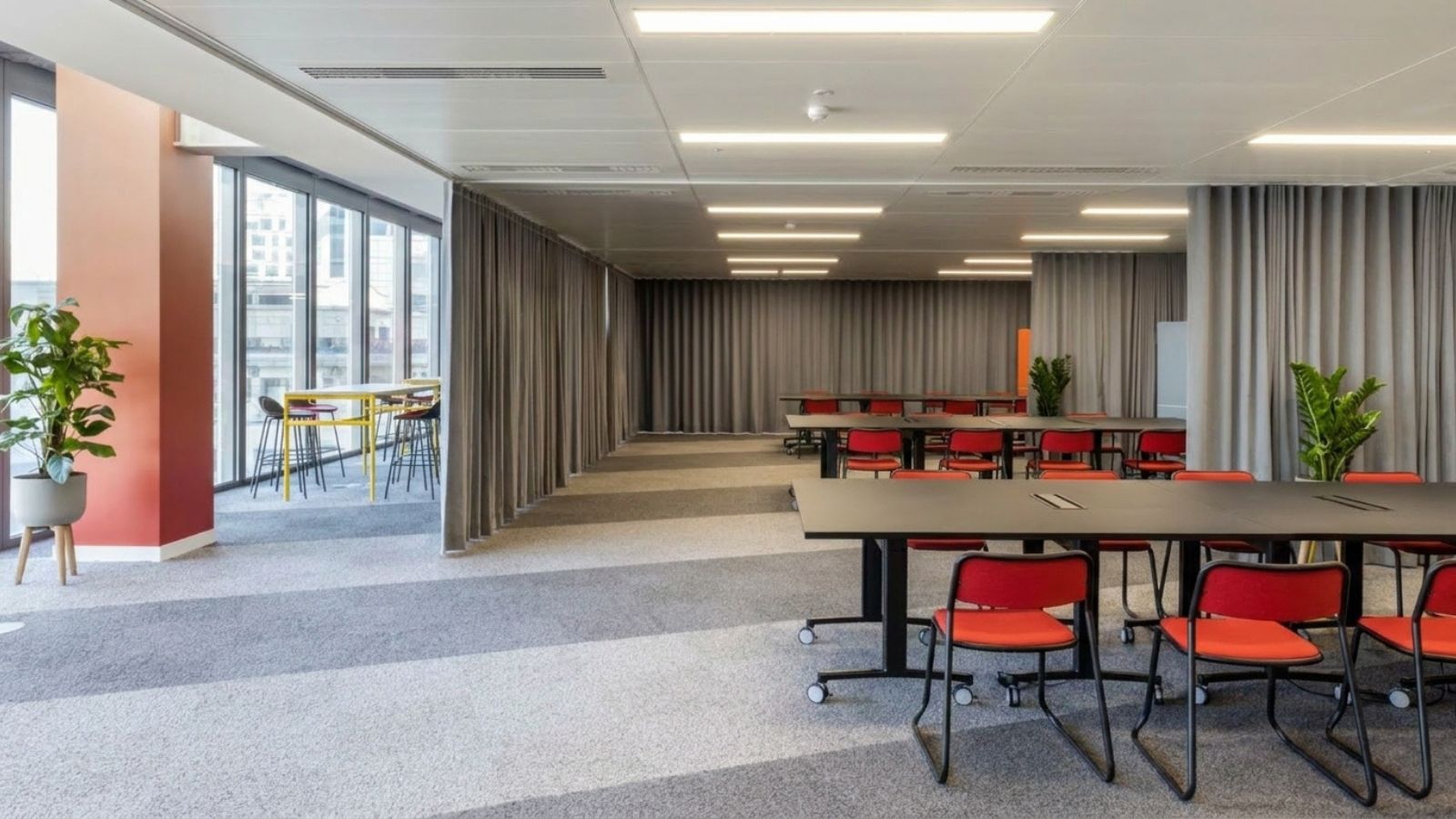 Thiết kế văn phòng hiện đại với khu vực làm việc tập trung, ánh sáng nổi bật và không gian tối giản.