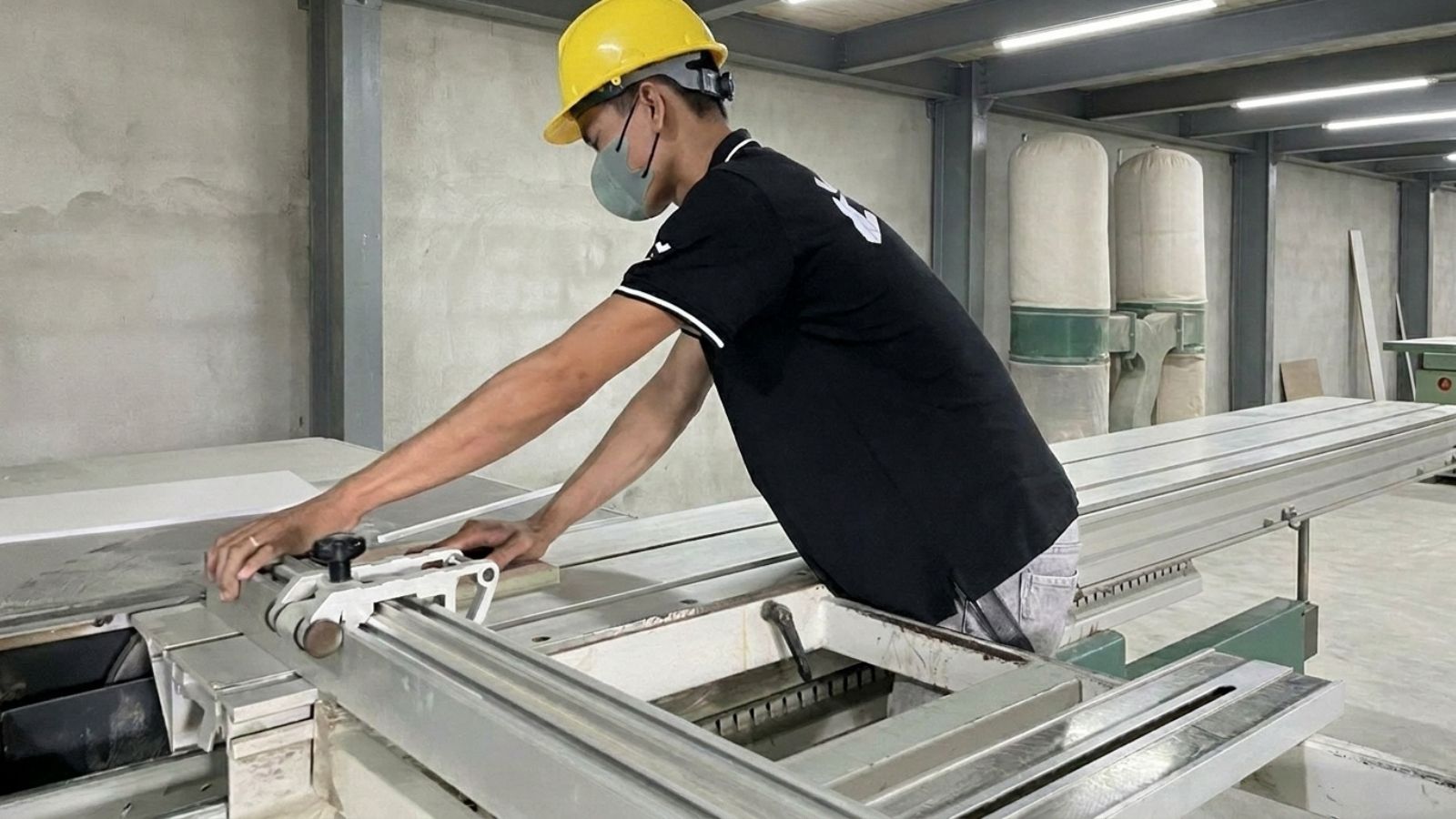 Đội ngũ Inter Office gia công nội thất tại nhà máy, xưởng sản xuất.