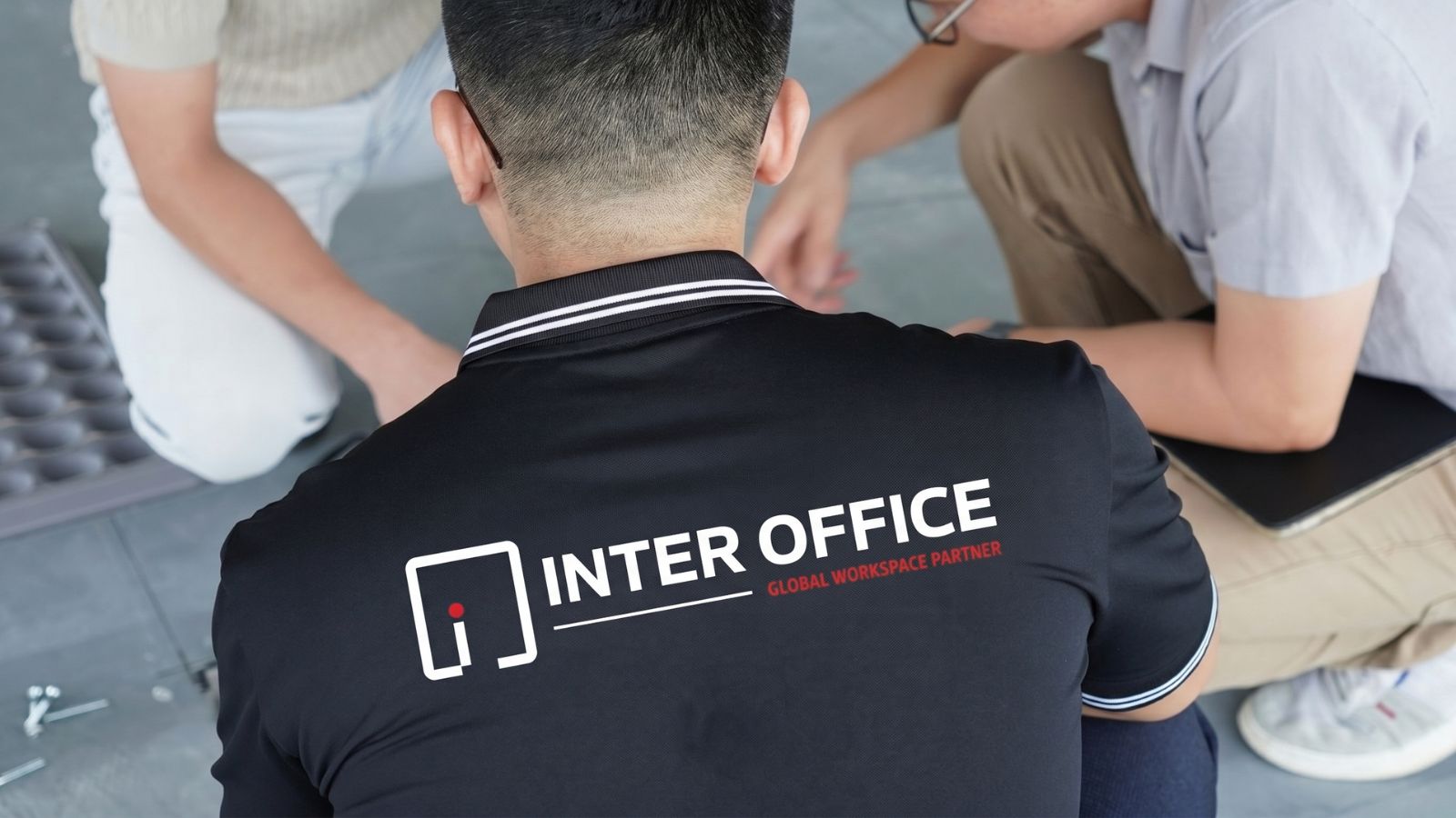 Đội ngũ Inter Office đang tiếp nhận và tư vấn thiết kế nội thất cho khách hàng.