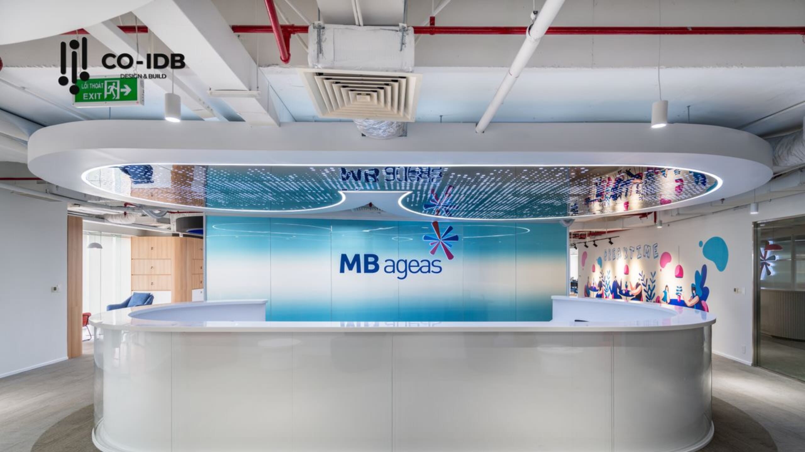 Dự án văn phòng MB Bank với quầy lễ tân thể hiện branding của doanh nghiệp