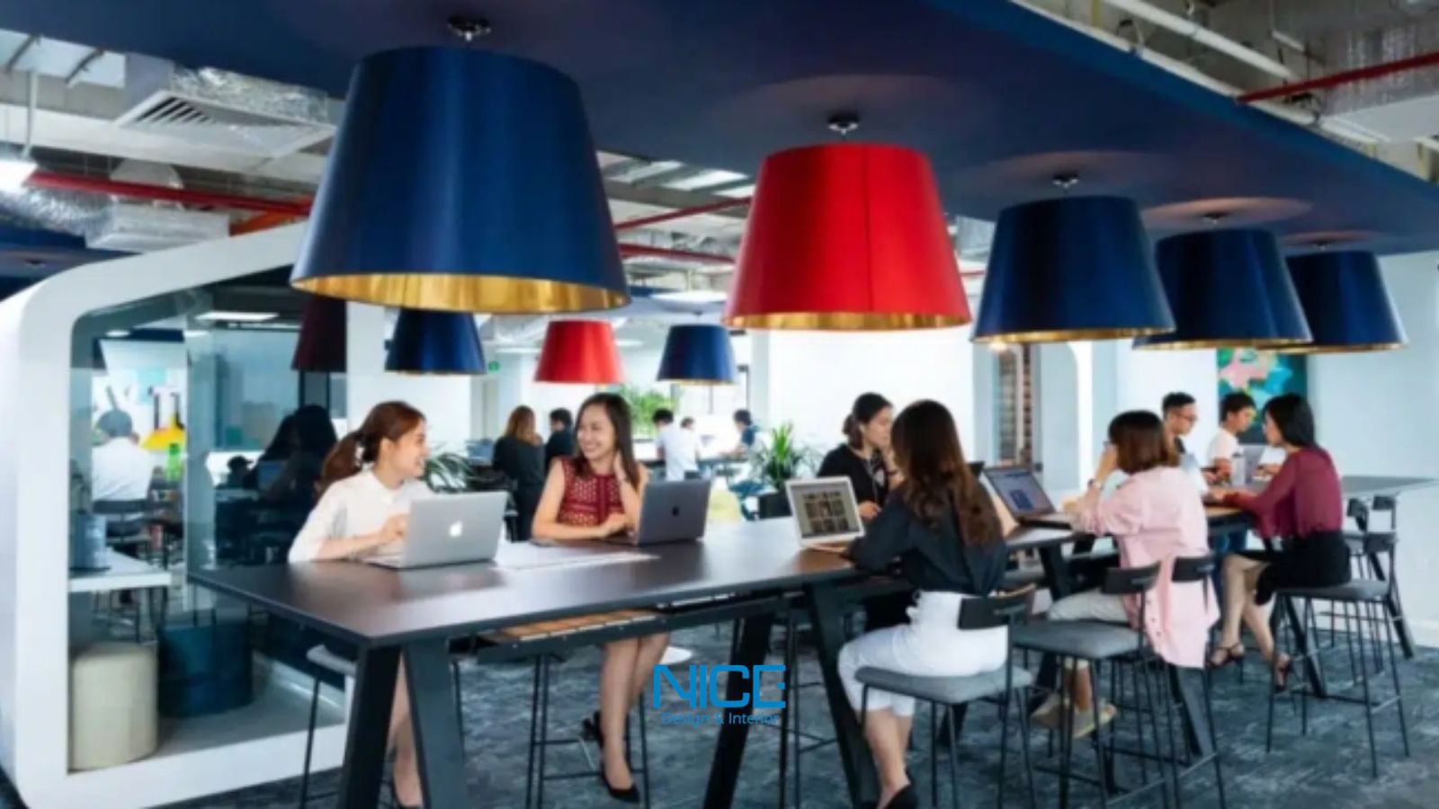 Top 13 Công Ty Thiết Kế Nội Thất Văn Phòng TPHCM Uy Tín 2026 15 Khu vực làm việc của văn phòng Nice Design
