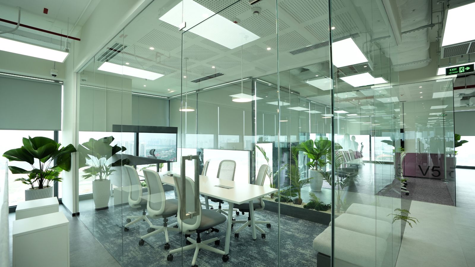 99+ Mẫu Thiết Kế Nội Thất Văn Phòng Đẹp, Hiện Đại & Chuyên Nghiệp 2026 13 Phòng họp Supercent sử dụng vách ngăn bằng kính, kết hợp với ánh sáng tự nhiên và cây xanh