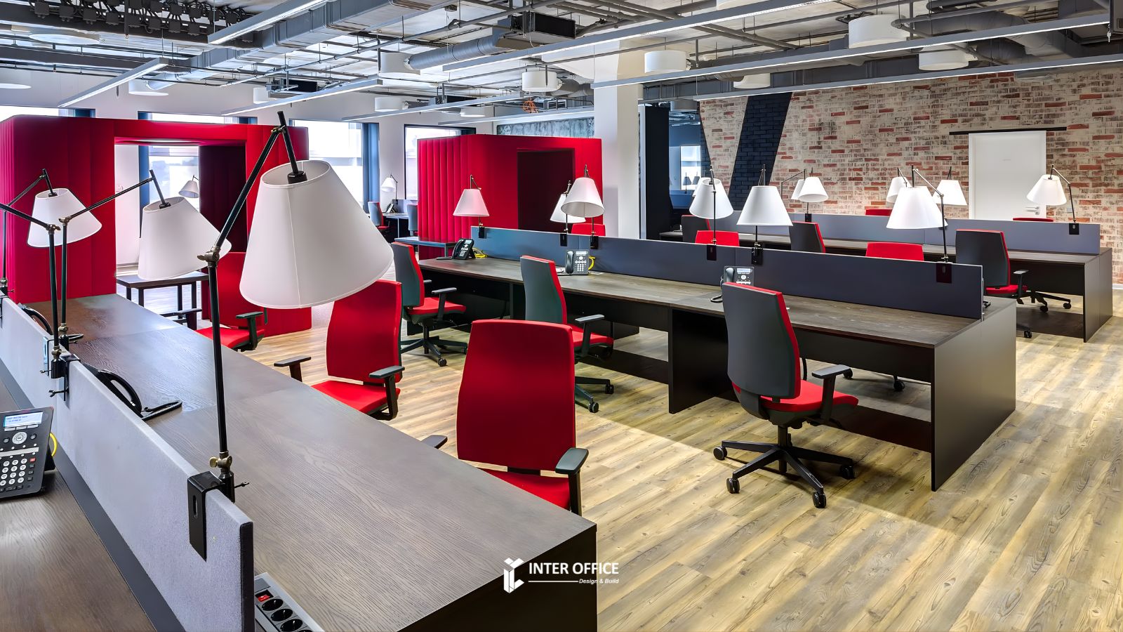 Tâm lý học màu sắc trong thiết kế văn phòng điểm nhấn màu đỏ năng lượng