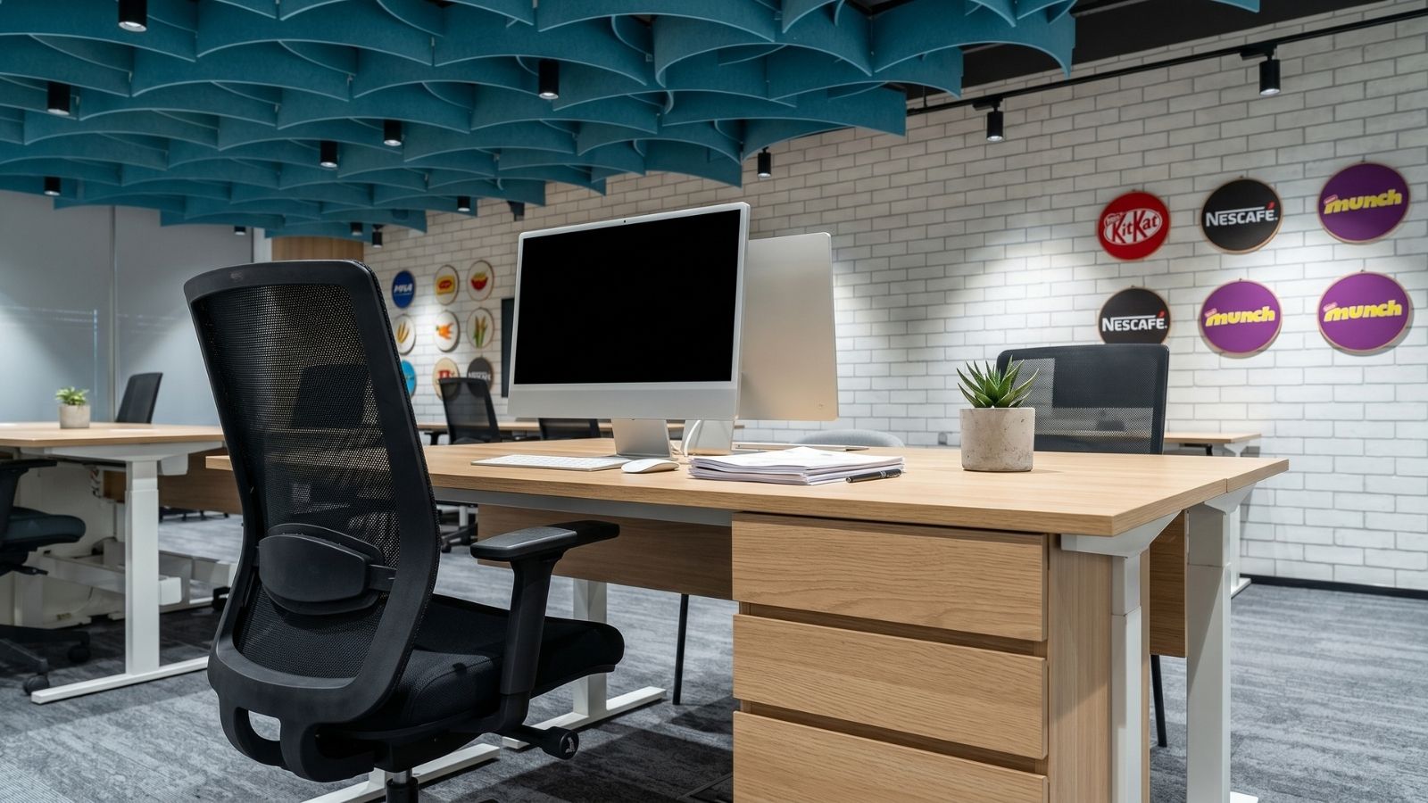 Hệ thống bàn tích hợp hệ tủ trong văn phòng để tối ưu diện tích