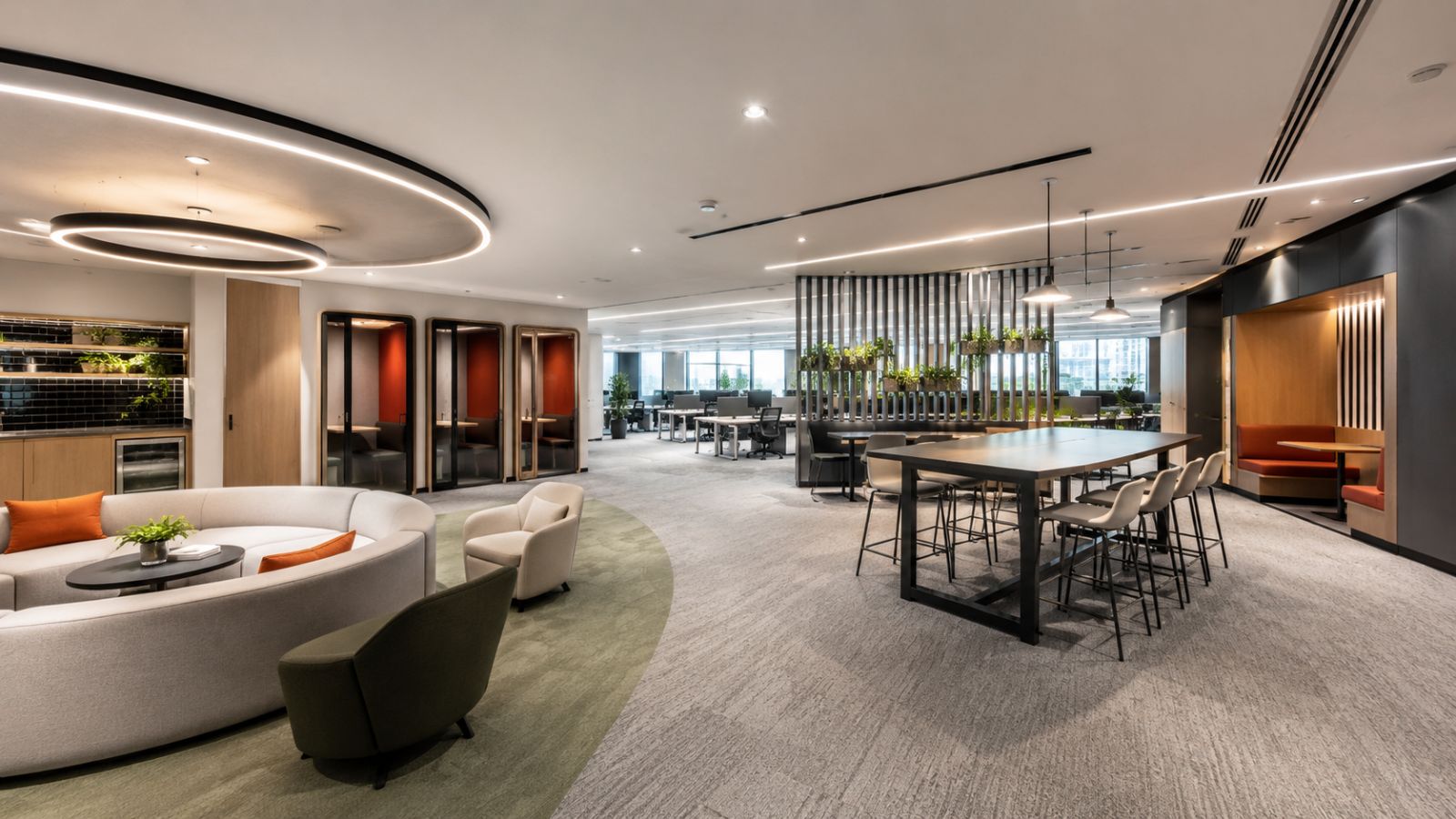Khu vực lounge văn phòng hiện đại với ghế ngồi cộng tác, không gian họp nhóm và thiết kế nội thất chỉn chu