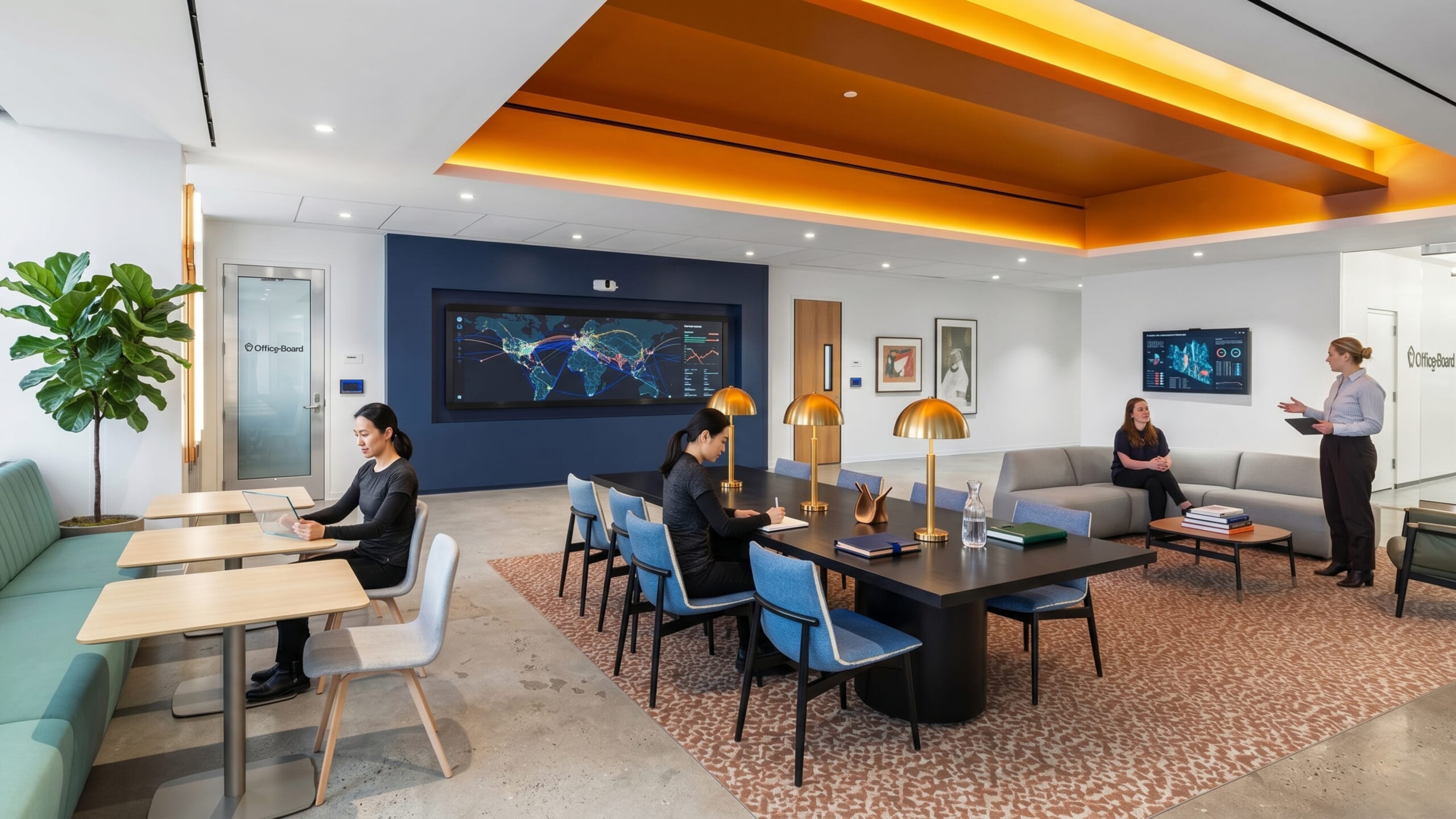 Khu lounge văn phòng hiện đại với bàn làm việc chung, ghế sofa và màn hình trình chiếu