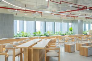 Khu vực Town Hall bố trí các cụm bàn ghế