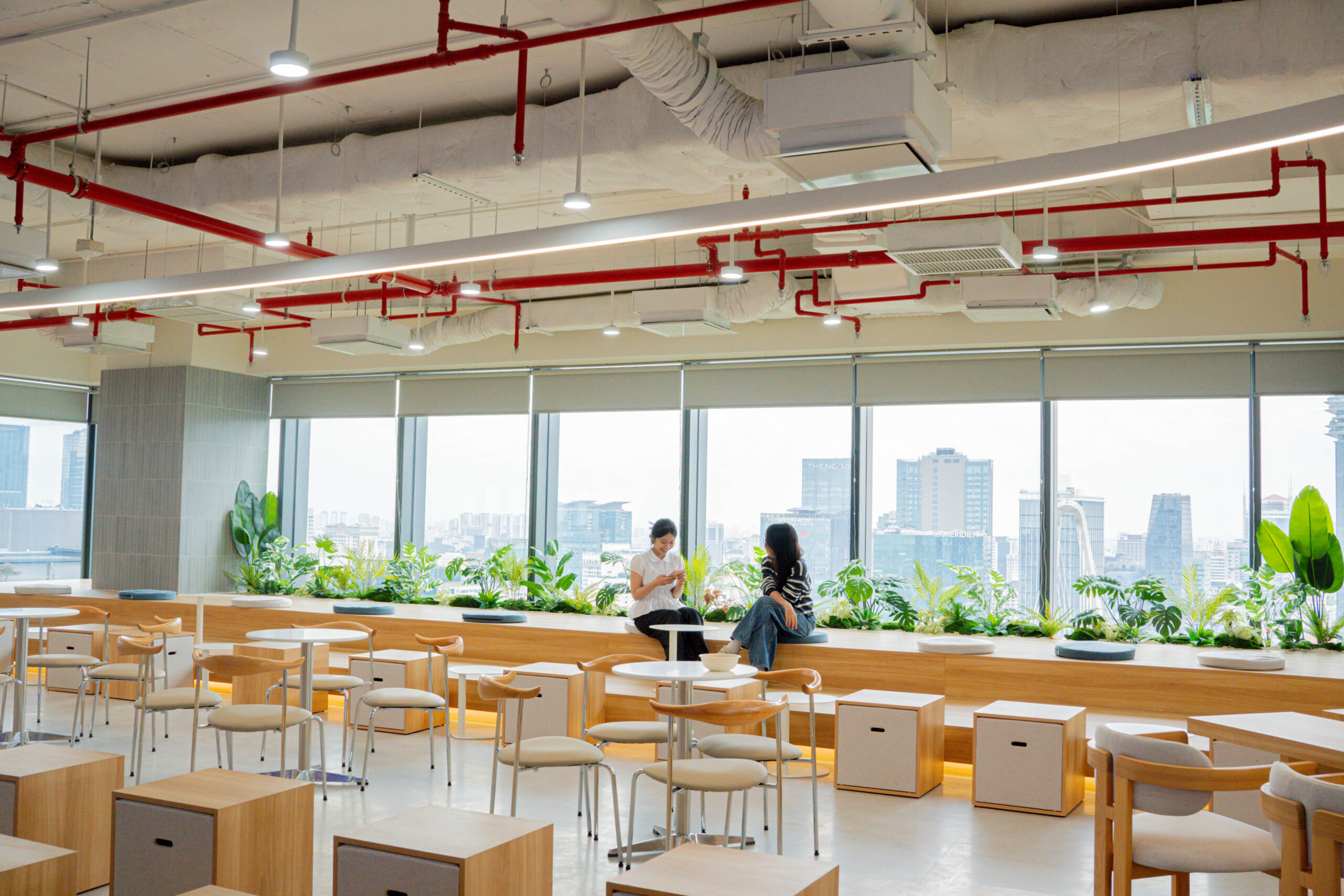 Nhân sự nghỉ ngơi, trao đổi ngắn tại khu vực town hall