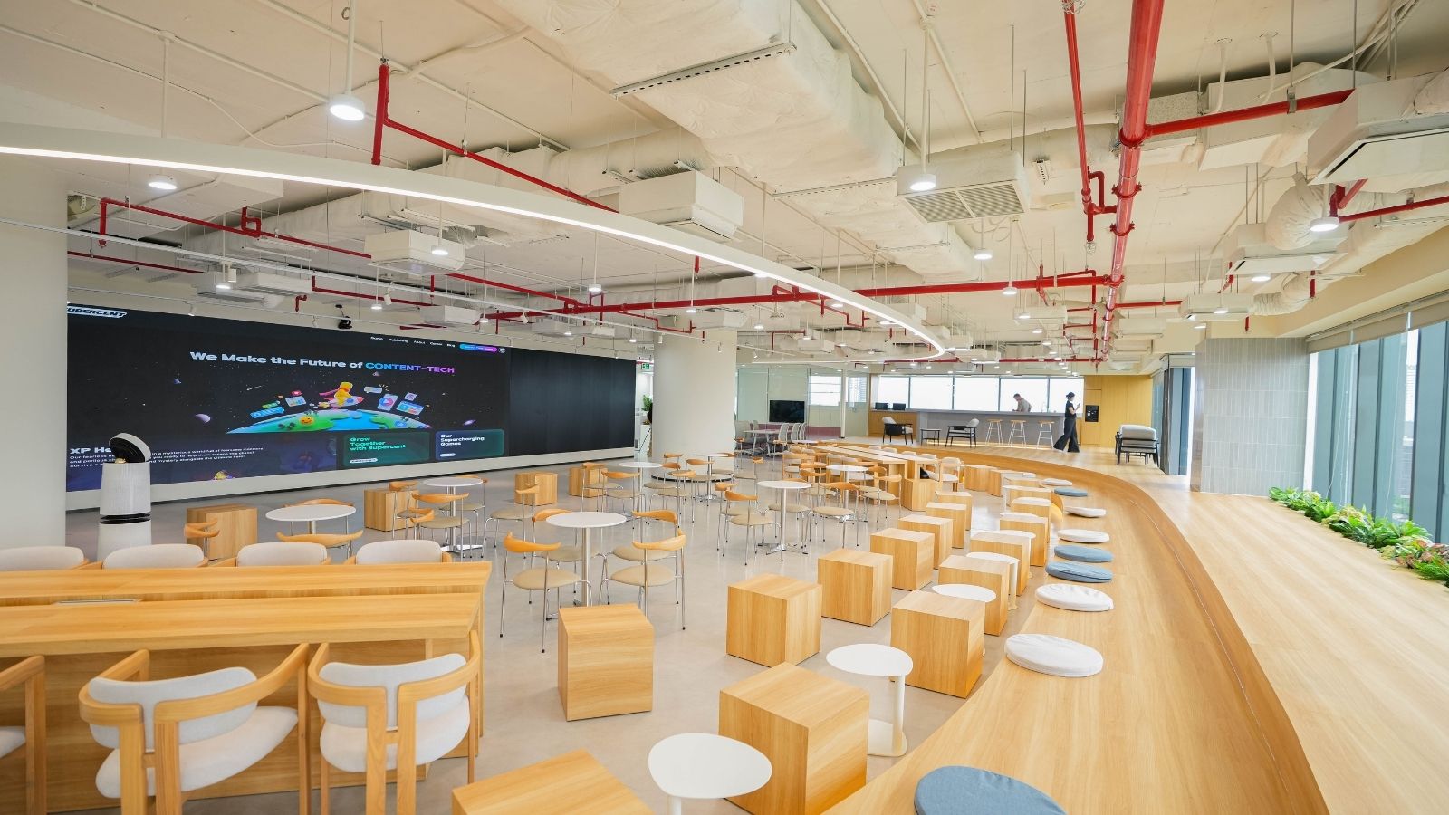 pantry kết hợp vố Town Hall lớn với nhiều ghế ngồi và bàn lớn nhỏ